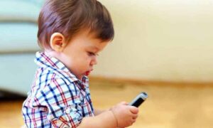 क्या आपके बच्चे भी ज्यादा से ज्यादा समय फोन पर बीता रहे है?