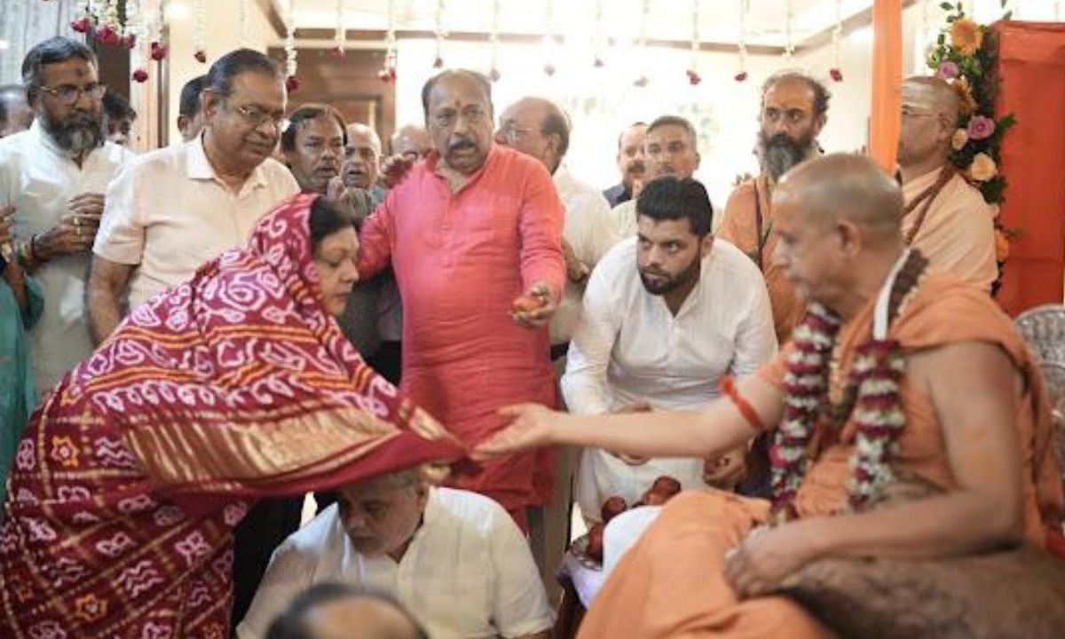 शंकराचार्य भगवान का पादुका पूजन