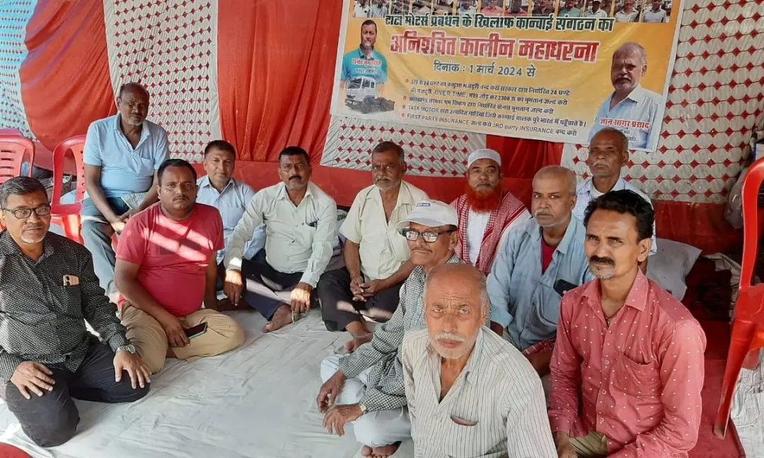 धरना पर बैठे कान्वाई चालक प्रशासन को कर रहे हैं गुमराह
