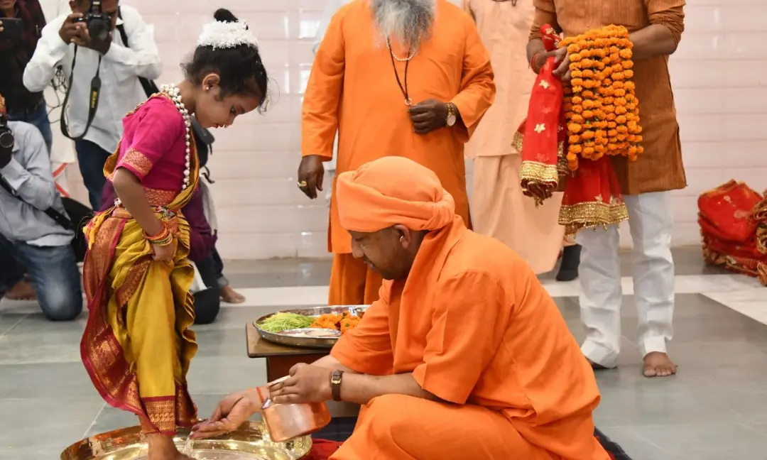 सीएम योगी ने कन्या पूजन