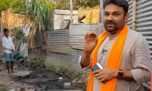 सोनारी निर्मल नगर में नाले की सफाई जेएनएसी के द्वारा नहीं करवाने पर भाजपा नेता नीरज सिंह ने खुद उठाया बेड़ा