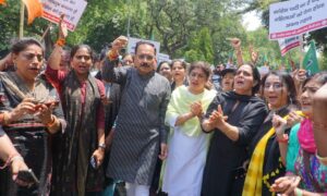 कांग्रेस के मेनिफेस्टों के खिलाफ दिल्ली भाजपा महिला मोर्चा का कांग्रेस मुख्यालय के बाहर विरोध प्रदर्शन