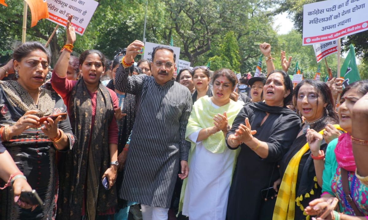 कांग्रेस के मेनिफेस्टों के खिलाफ दिल्ली भाजपा महिला मोर्चा का कांग्रेस मुख्यालय के बाहर विरोध प्रदर्शन