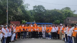 वरिष्ठ भाजपा नेता शिव शंकर सिंह कई गाड़ियों के काफिले के साथ मोदी की जनसभा में पहुंचें