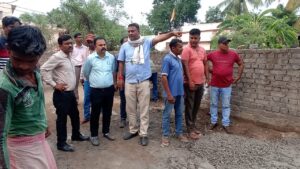 गोविंदपुर सड़क निर्माण में अनियमितता की शिकायत पर कार्यपालक अभियंता ने किया निरक्षण