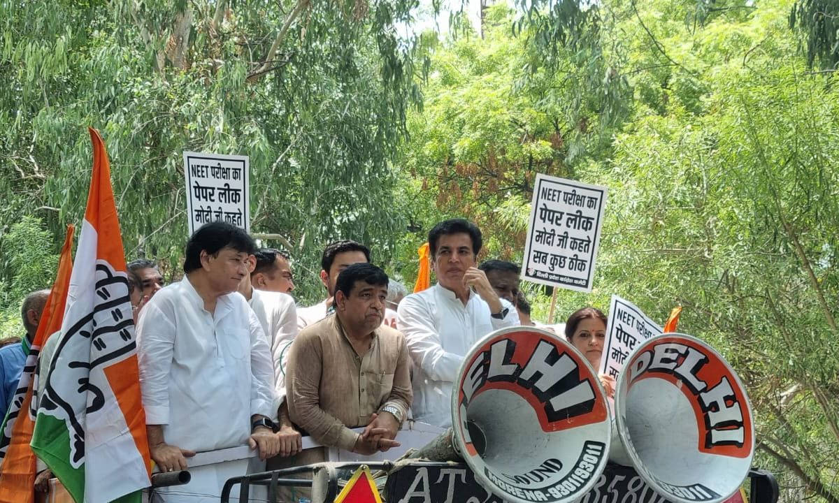 हजारों कांग्रेस कार्यकर्ताओं ने NEET-UG परीक्षा के पेपर लीक से हुए भ्रष्टाचार के खिलाफ