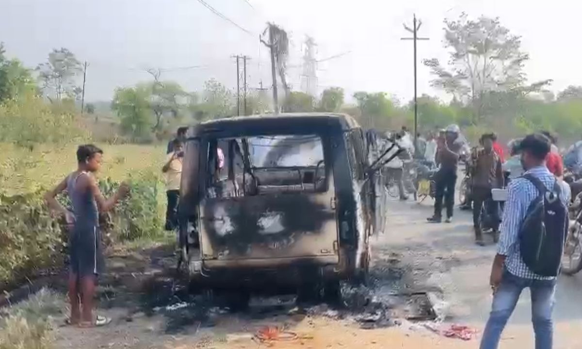 Animal trafficking- टाटा सूमो में लोड थे 6 बैल, ग्रामीणों ने किया मुक्त