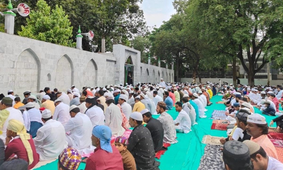 देश भर में मनाया जा रहा ईद-उल-अजहा, ईदगाहों में की नमाज अदा