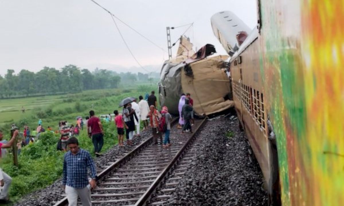 पश्चिम बंगाल के दार्जिलिंग में बड़ा रेल हादसा।