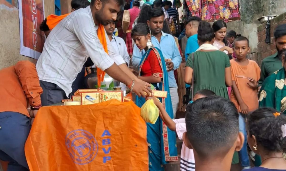 अखिल भारतीय विद्यार्थी परिषद जमशेदपुर द्वारा पूजन सामग्री का वितरण