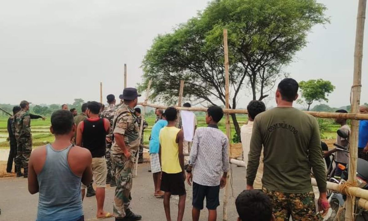 ज़िला प्रशासन और सरकार के ख़िलाफ़ सड़क पर उतरे हो आदिवासी