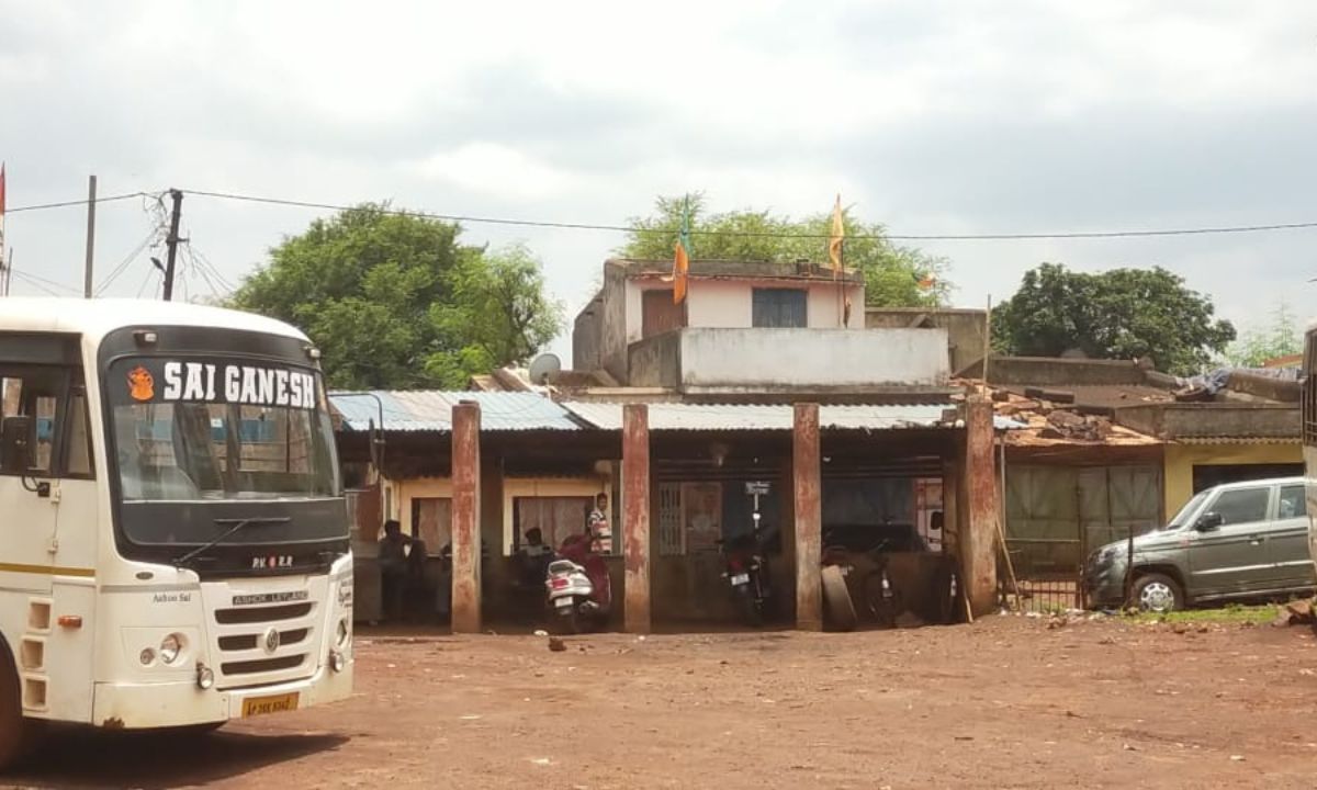 जे एन आर सी फुटबॉल मैदान निकट बस स्टेड शेड की हालत जर्जर