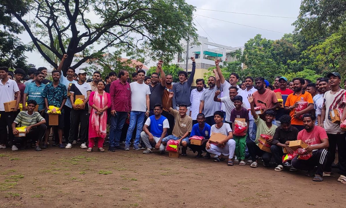 डॉ अजय ने किया खिलाड़ियों के फुटबॉल कीट का वितरण