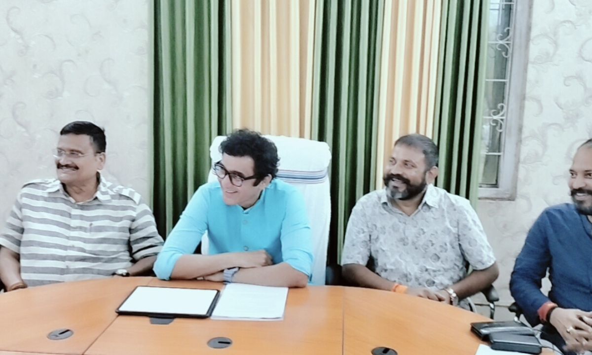 डॉ अजय ने रेल मंत्री साधा निशाना