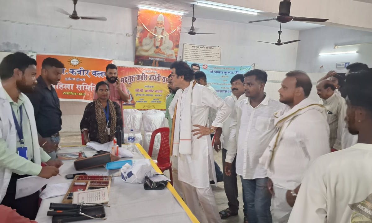डॉ. अजय कुमार ने लगाया हेल्थ चेकअप कैंप