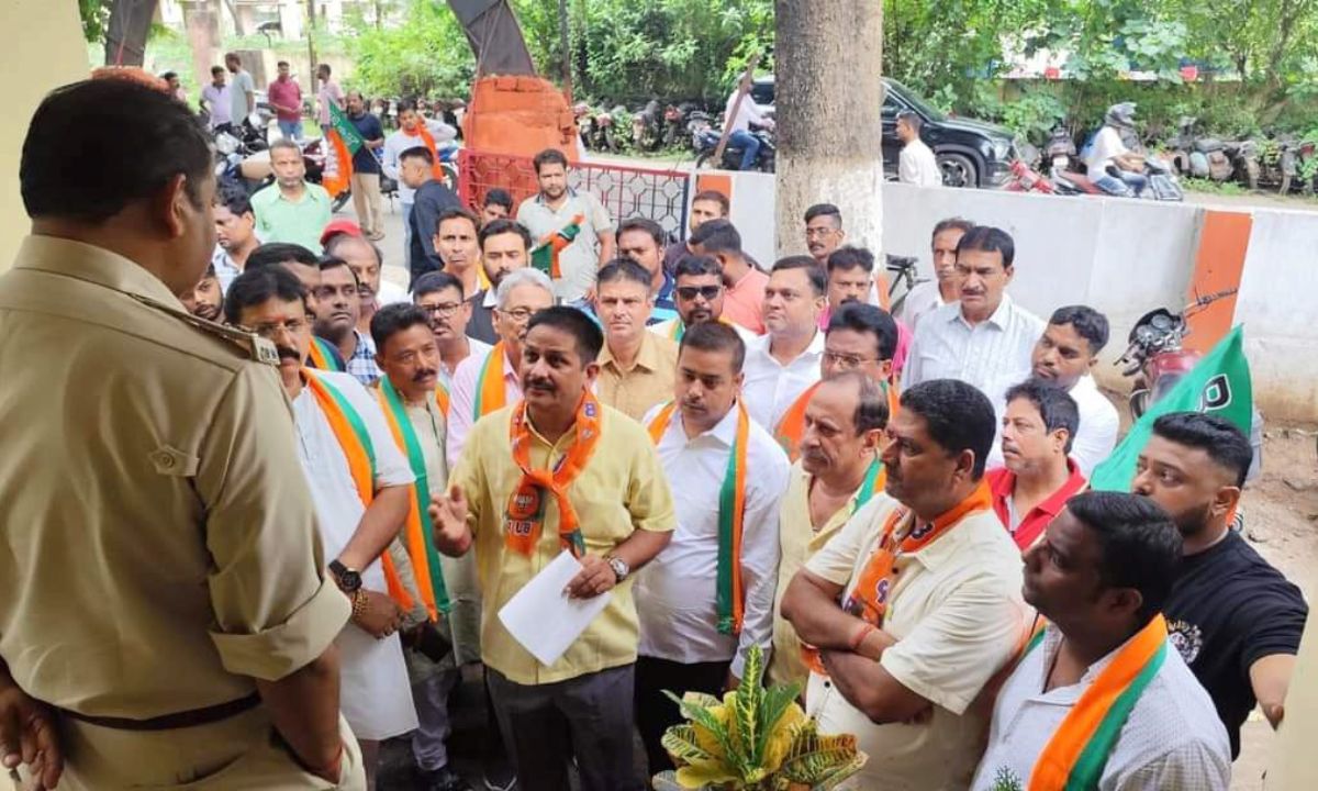 भाजपा सीतारामडेरा मंडल ने थाना प्रभारी को सौंपा ज्ञापन