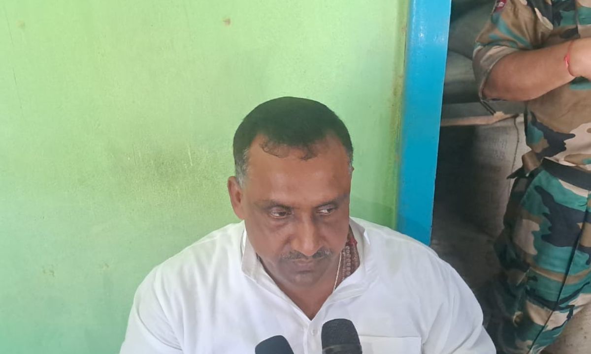 मंत्री बनना गुप्ता का ज़िला के खाद्य गोदाम में निरीक्षण जारी,