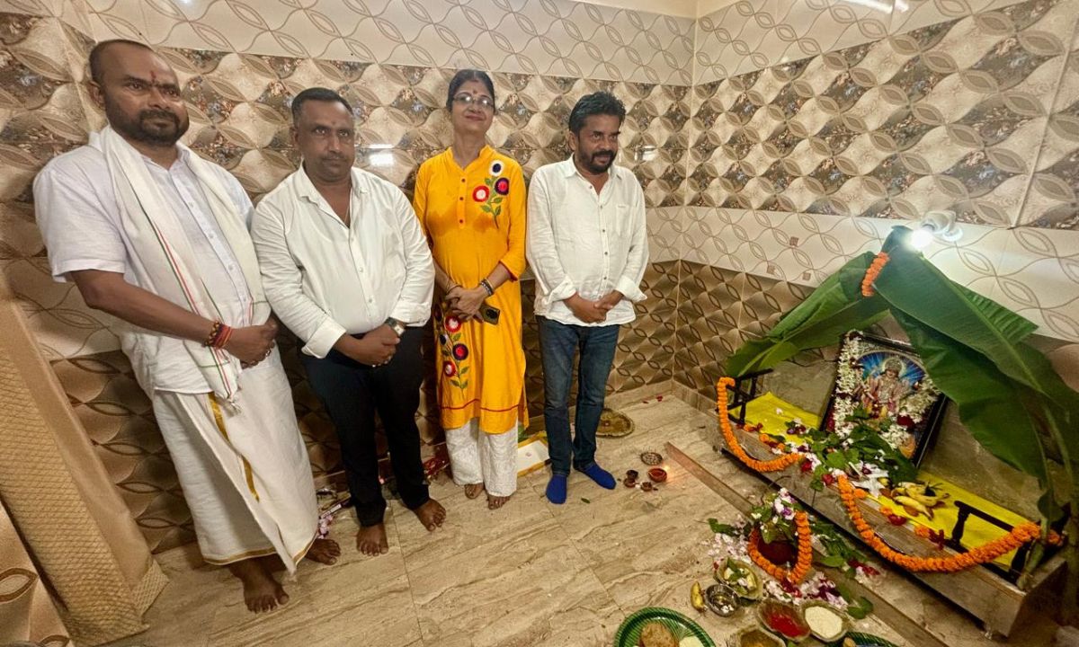 विधायक मंगल कालिंदी के आवासीय कार्यालय में भगवान सत्यनारायण की पूजा