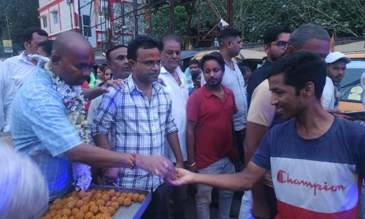 विधायक मंगल कालिंदी ने वितरण किया लड्डू