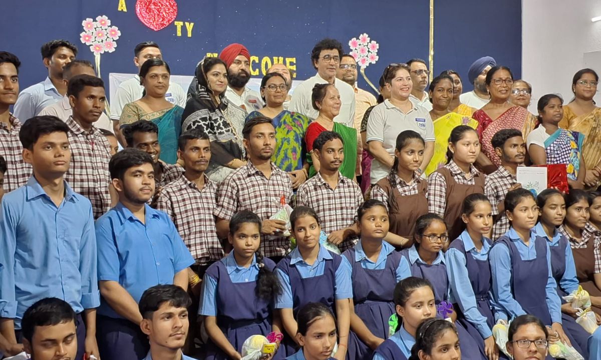 संत मेरी स्कूल में डॉ अजय कुमार ने छात्रों को किया पुरस्कृत