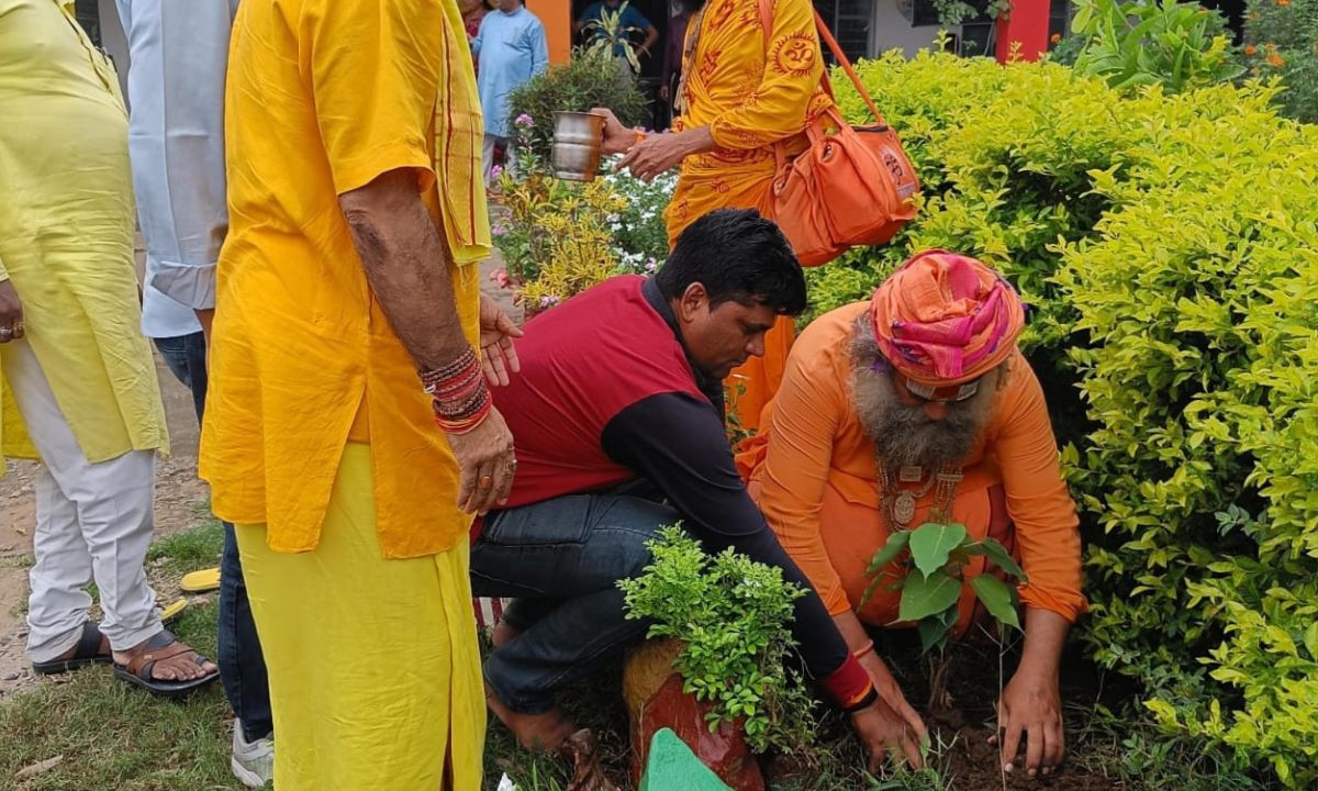 साउथ प्वाइंट स्कूल में एक पौधा मां के नाम पर वन महोत्सव मनाया