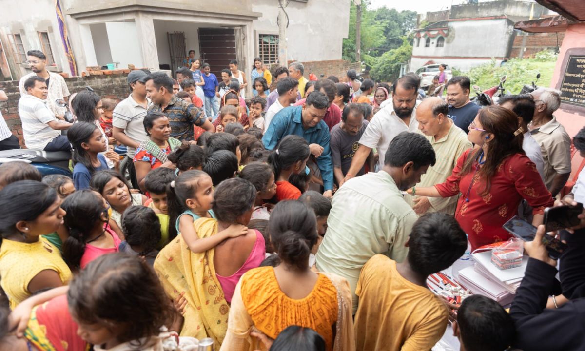 कांग्रेस पार्टी के सहयोग से मेगा मेडिकल शिविर एवं पेंशन शिविर