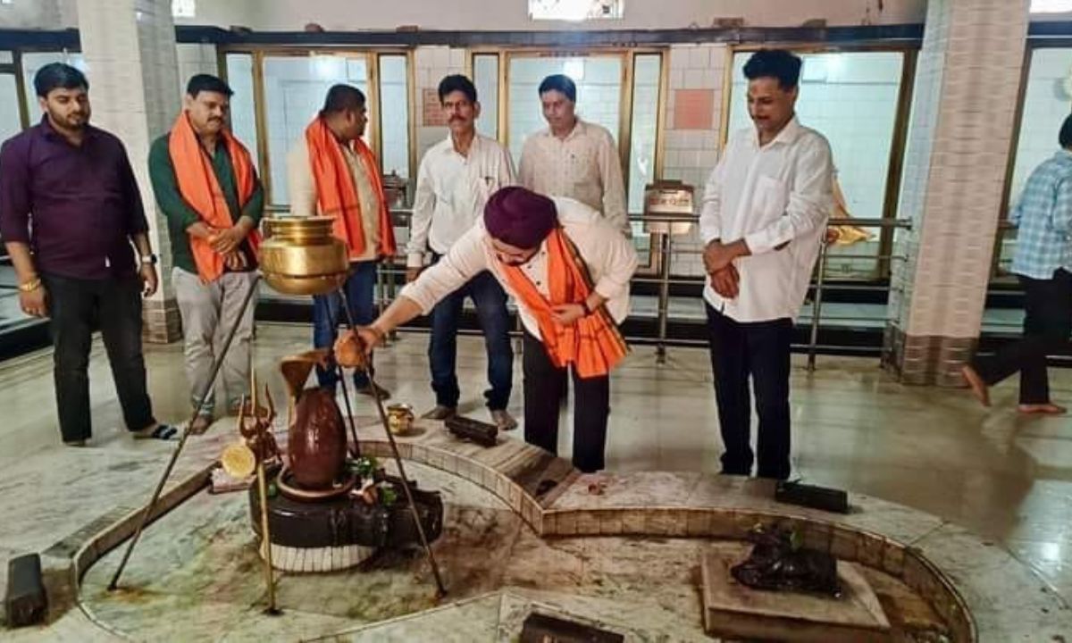 टिनप्लेट काली मंदिर में भोलेनाथ को जल अर्पण कर पूजा अर्चना की गई