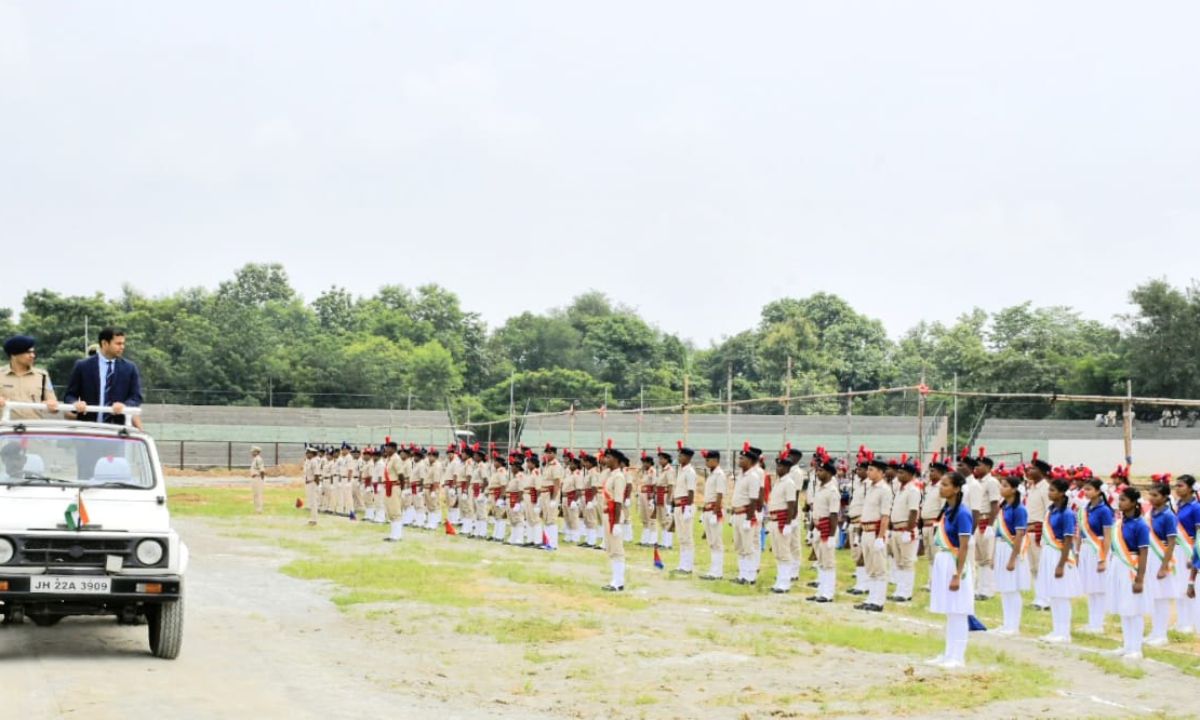 डीसी – एसपी ने फुल ड्रेस परेड का किया निरीक्षण