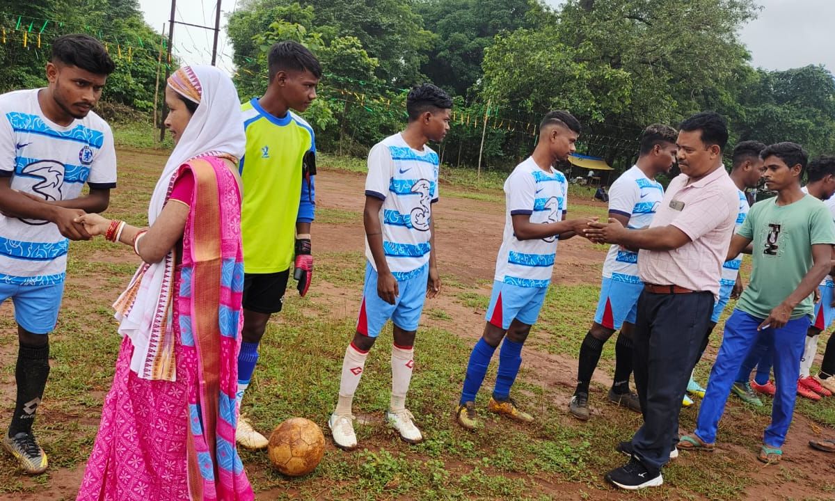 तीन दिवसीय नाँक आउट फुटबॉल प्रतियोगिता आरंभ