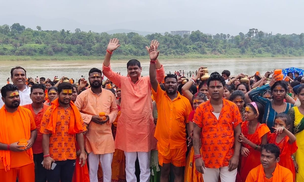 धतकीडीह श्री गौरी शंकर मंदिर जलाभिषेक में उमड़े श्रद्धालु