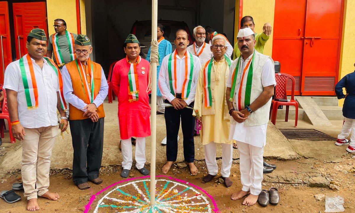 नवयुवक समाज सेवा समिति बजरंग टेकरी बागबेड़ा के द्वारा किया गया झंडा तोलन