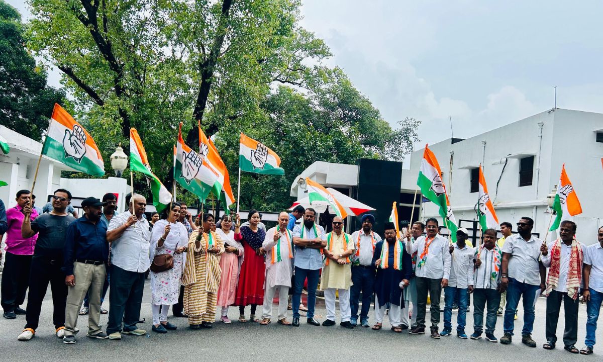 पानी और बिजली मुहैया कराने को लेकर जिला कांग्रेस ने प्रदर्शन किया