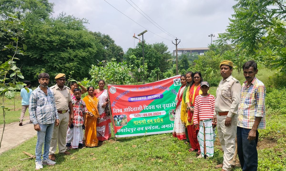 विश्व आदिवासी दिवस पर गोविन्दपुर के विवेक नगर पार्क में वृक्षारोपण