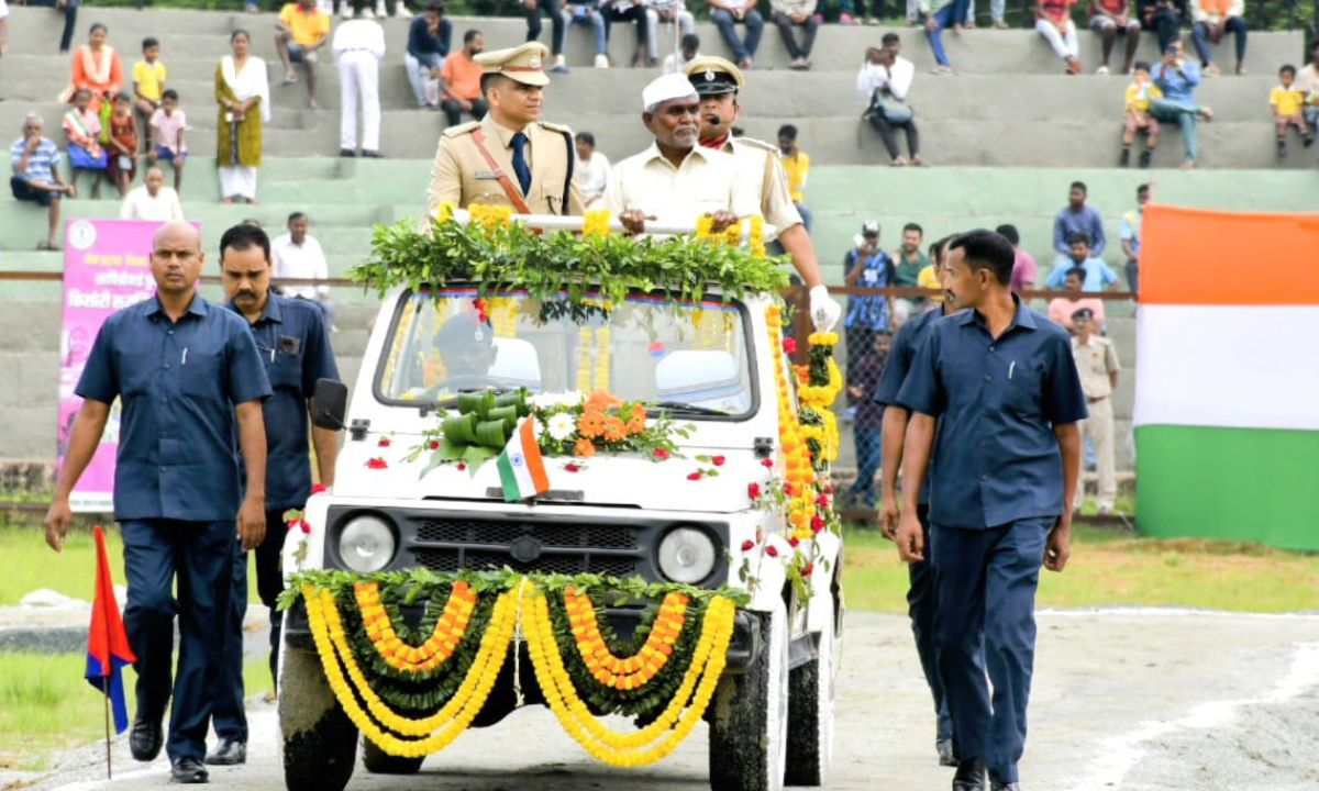सरायकेला के बिरसा भगवान मुंडा स्टेडियम पर मंत्री चम्पई सोरेन ने फहराया तिरंगा