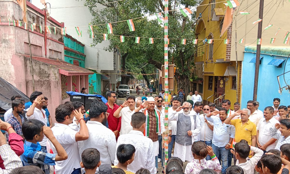 स्वतंत्रता दिवस पर ईस्ट प्लांट बस्ती, बर्मामाइंस में झंडोत्तोलन का कार्यक्रम