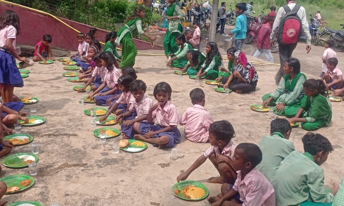 चालियामा शिव मंदिर में भक्तों के बीच खिचड़ी प्रसाद का वितरण