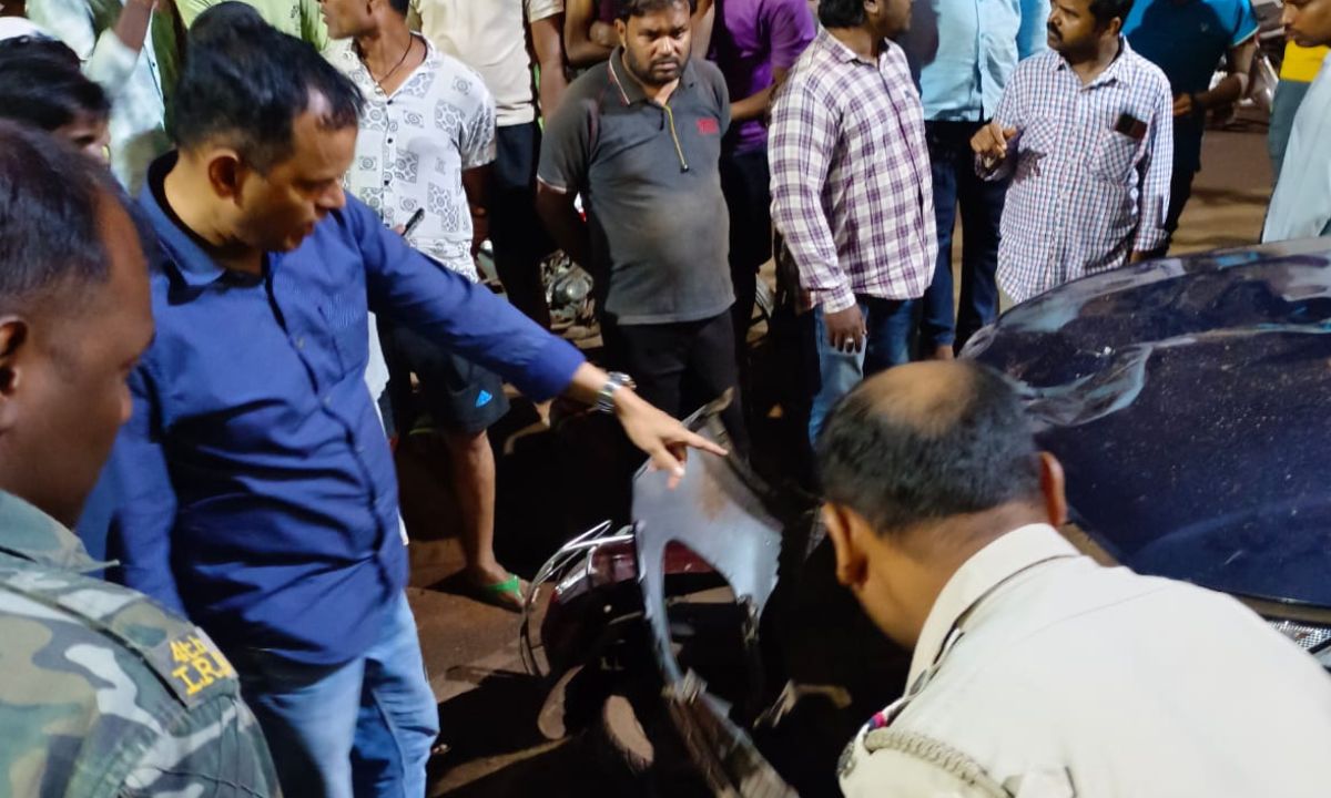 बड़बिल स्वास्थ्य केंद्र के युवा डॉ.ने एक स्कुटी सवार को मारा धक्का