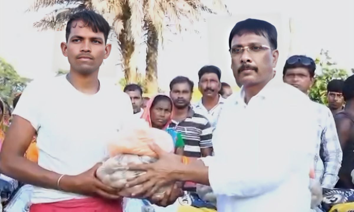 हरेलाल महतो ने चांडिल डैम के बाढ़ पीड़ित विस्थापितों में बांटी राशन सामग्री