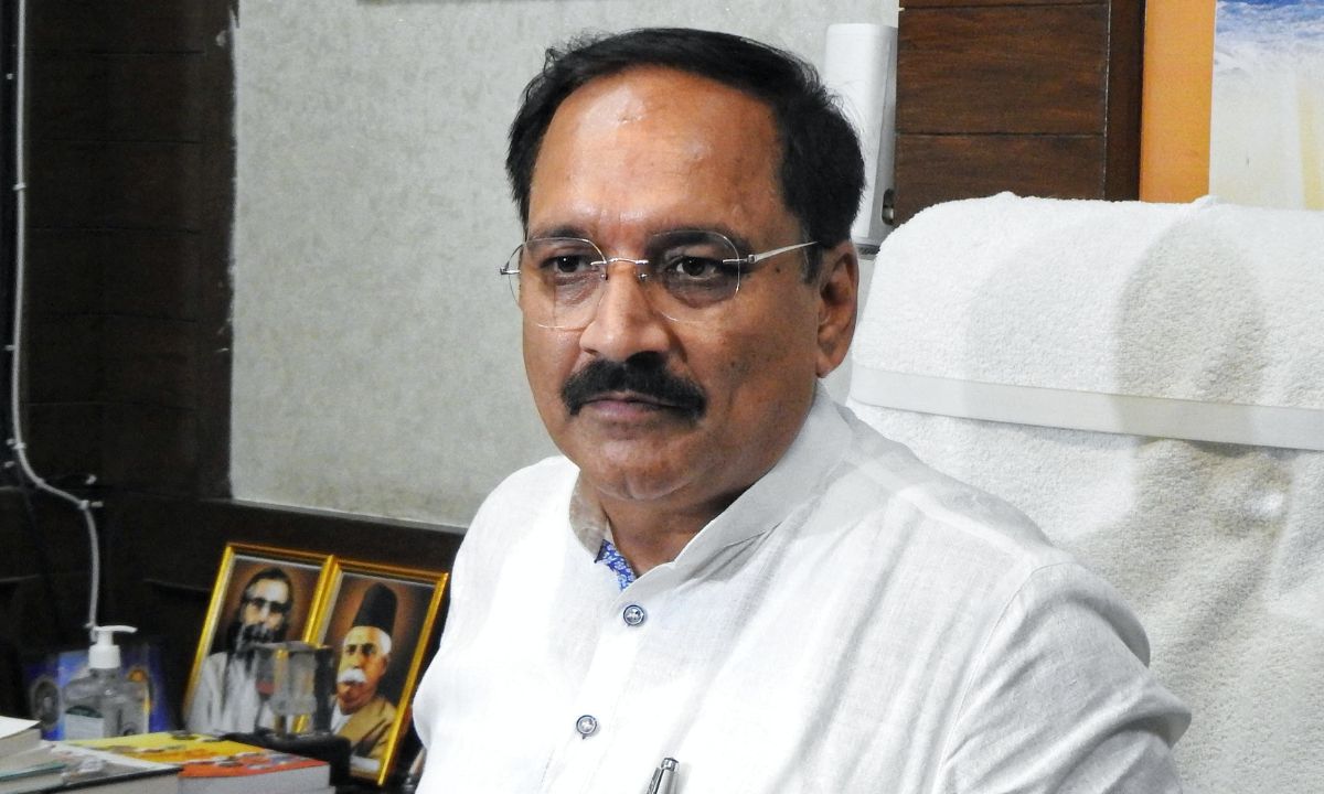 शिक्षा पर बात" संवाद का आरम्भ दिखाता है कि यह सिर्फ एक दिखावा