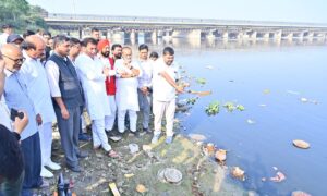 गंदी, कूड़े से भरी भलस्वा झील, सोनिया विहार और आईटीओ पर जहरीला यमुना घाट आम आदमी पार्टी की सरकार की विफलताओं को उजागर करता है -देवेन्द्र यादव