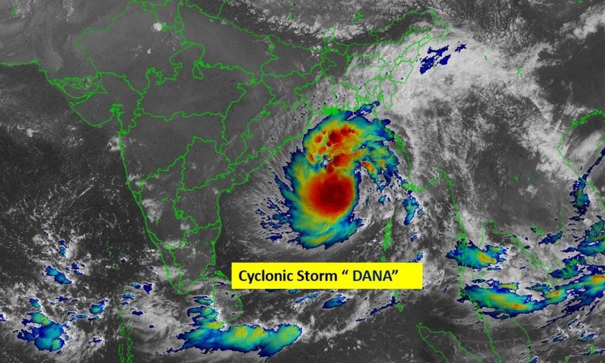 पूर्व-मध्य बंगाल की खाड़ी के ऊपर चक्रवाती तूफान "दाना", 120 किमी प्रति घंटे की है रफ्तार