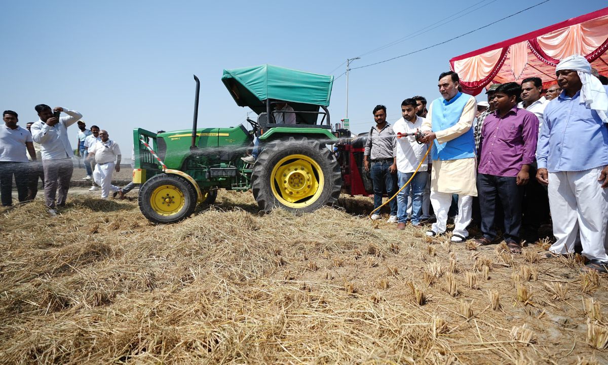 प्रदूषण को रोकने के लिए "आप" सरकार ने निःशुल्क बायो डी-कंपोजर का छिड़काव