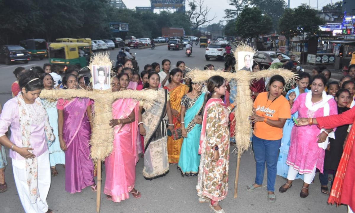 सनातन उत्सव समिति की महिला इकाई ने किया डॉ अजय और इरफ़ान अंसारी का पुतला दहन