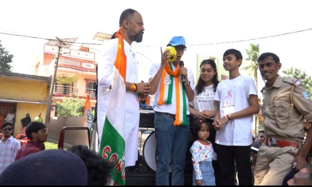 जनसम्पर्क अभियान के दौरान एक बच्ची ने दिया अपना गुल्लक