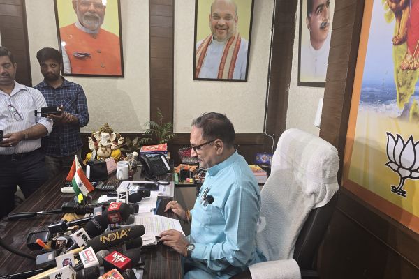 दिल्ली सरकार के भ्रष्टाचार एवं अकर्मण्यता के चलते दिल्ली छठ माता के स्वागत के लिए तैयार नही