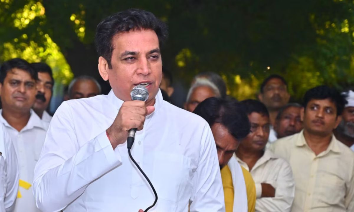 देवेन्द्र यादव ने गंभीर प्रदूषण के चलते मास्क वितरण किए