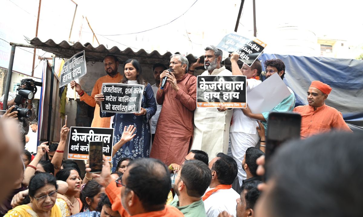 नरेश बालयान द्वारा महिलाओं के प्रति अभद्र टिपण्णी करने के विरोध में रोष प्रदर्शन