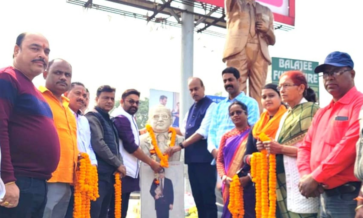 भाजपा जमशेदपुर महानगर ने श्रद्धाभाव से मनाया संविधान दिवस