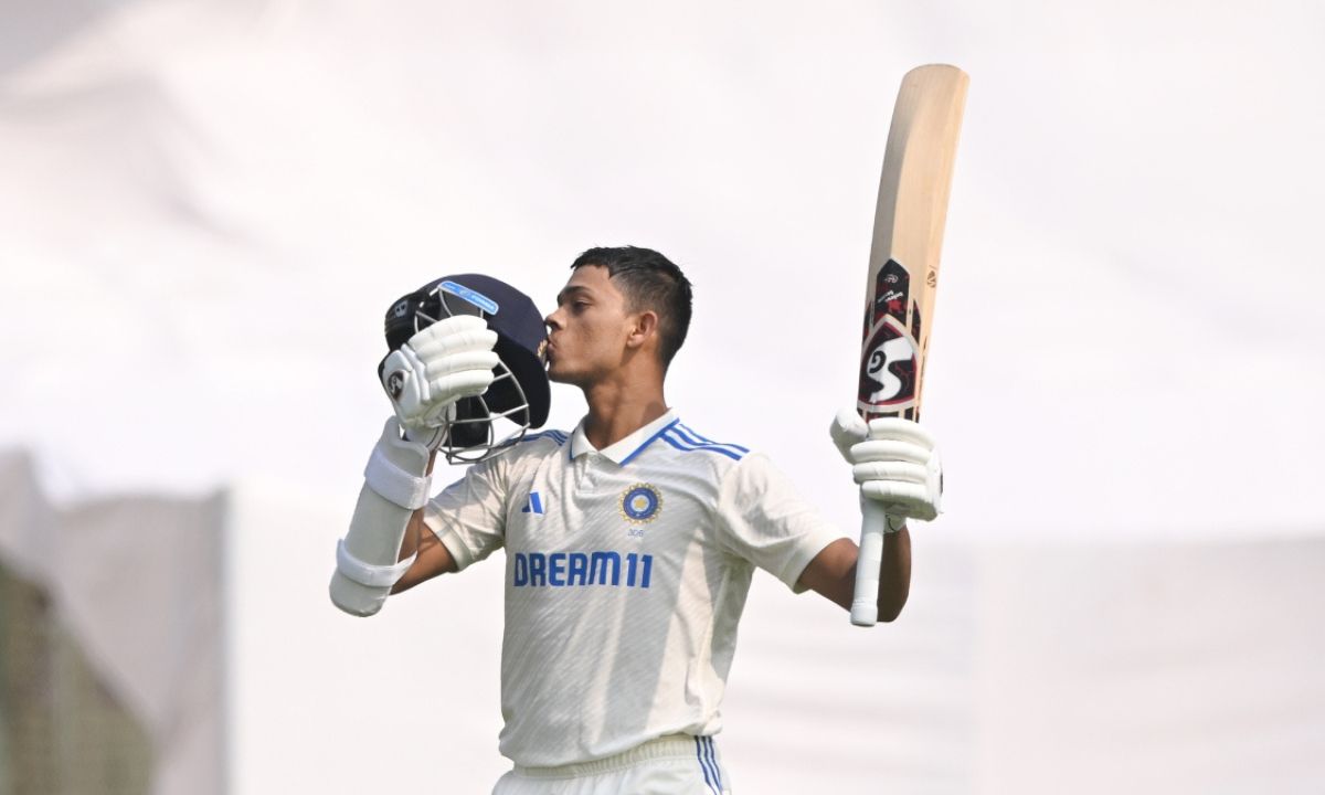 यशशवी जायसवाल ने जड़ा शानदार शतक