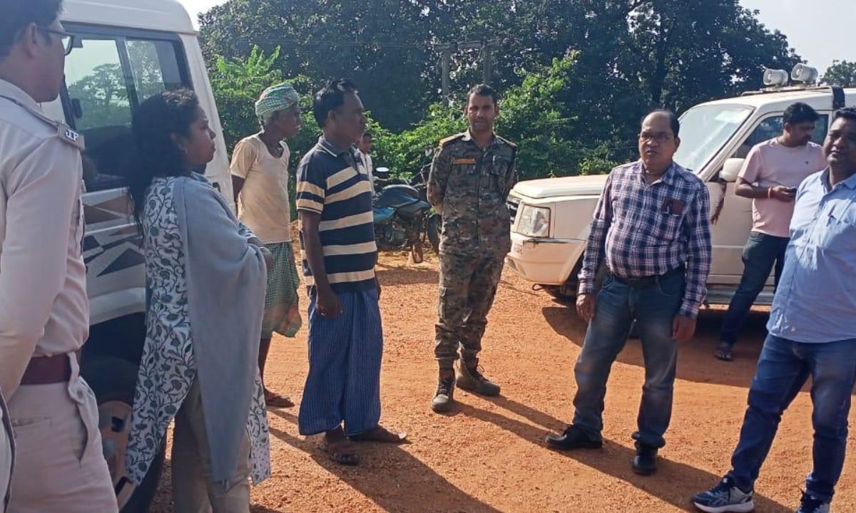 हाथी के आतंक से बूथ बदलने की मांग